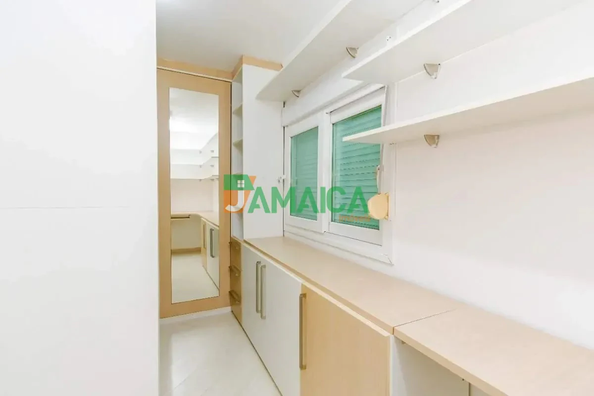 140 m² house with a home office and a walk-in closet — photo 12