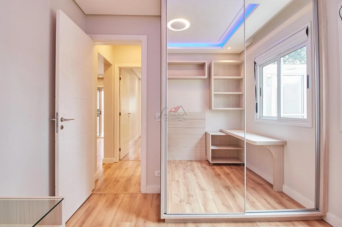 Balcony with a grill in a 2-bedroom apartment, 129 m² — photo 6