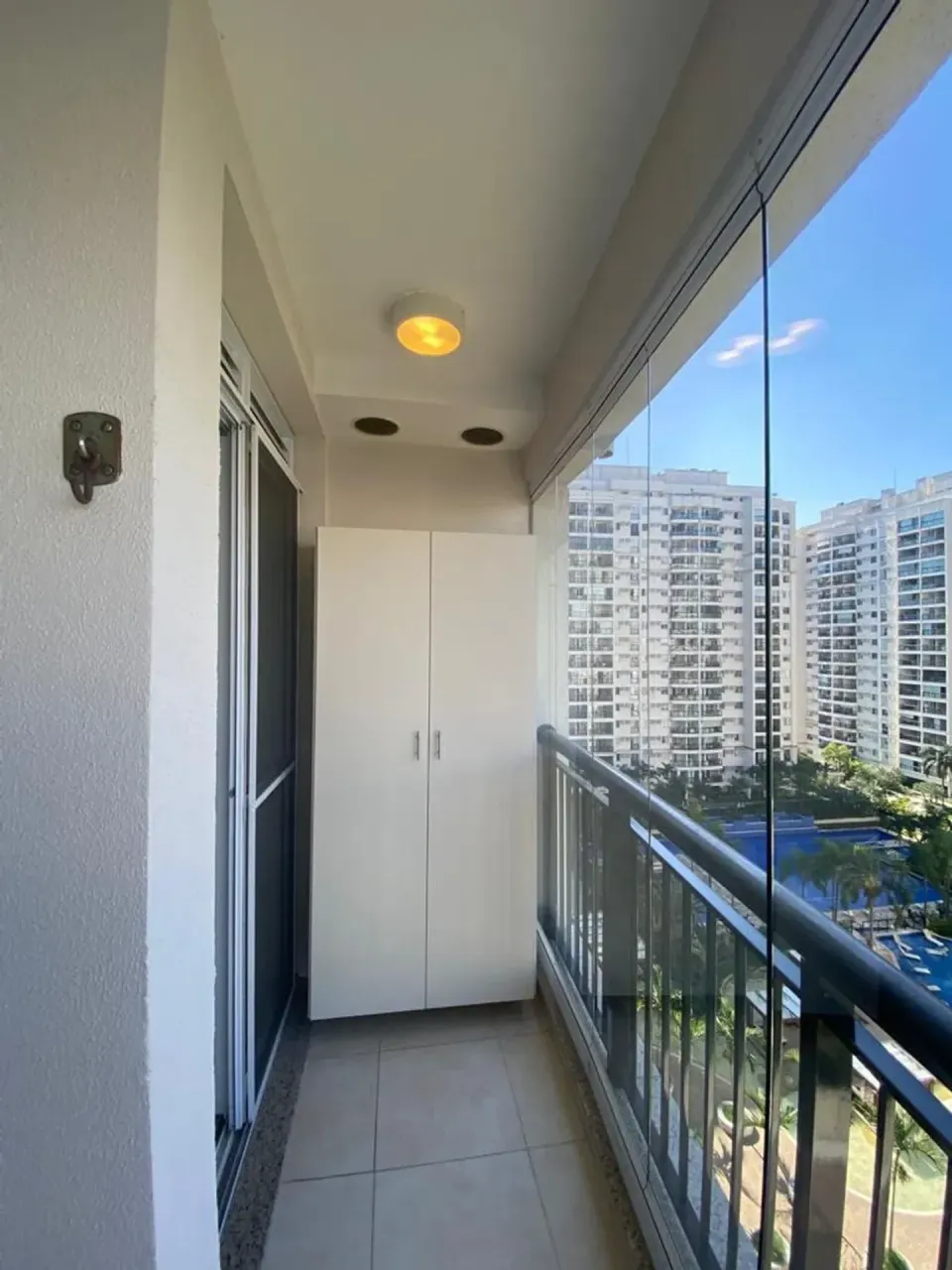 Apartamento com 2 quartos e varanda de vidro — photo 15