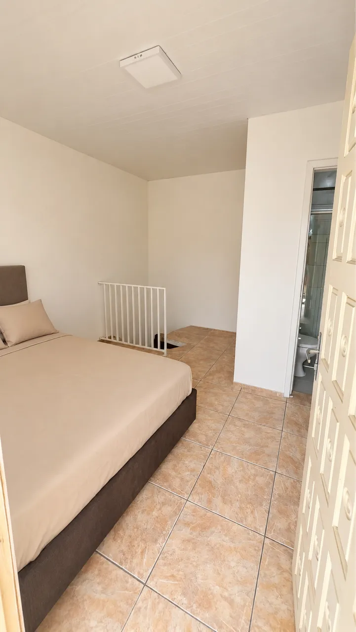 Studio mobiliado com varanda e área de lavanderia