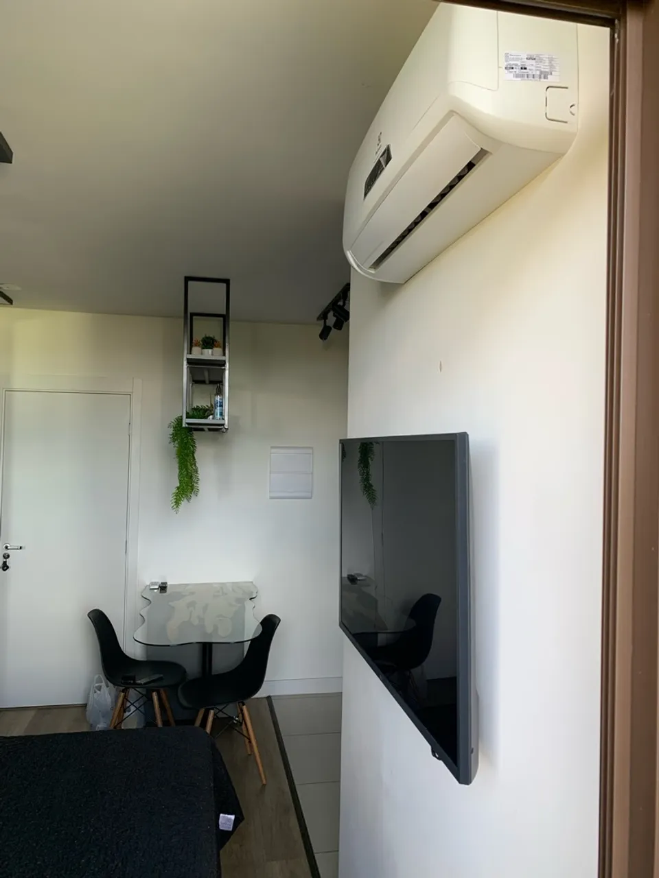 One-bedroom apartment in a building with a gym — photo 9