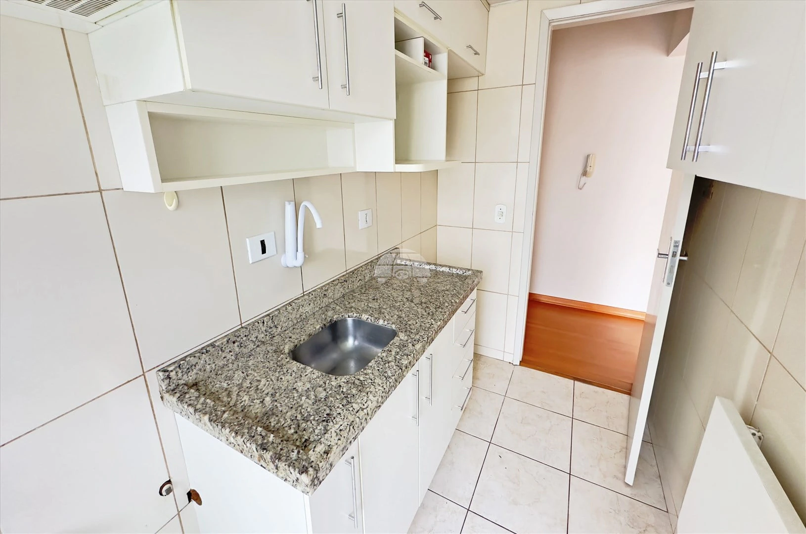 2-bedroom apartment with a washing machine