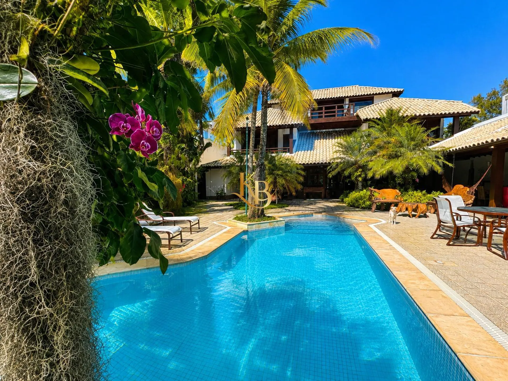 House with 5 bedrooms and a closed separate kitchen — photo 3
