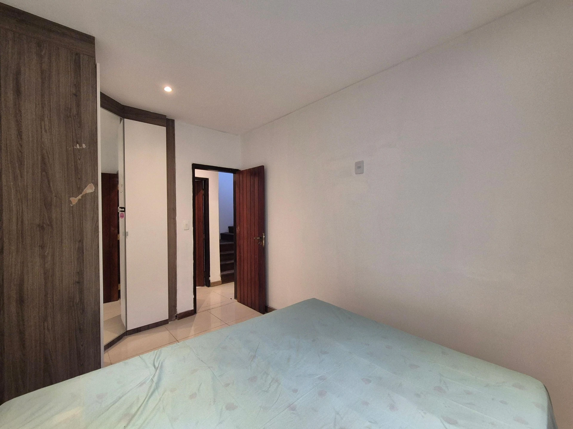 Balcony with a grill in a 3-bedroom house, 150 m² — photo 11
