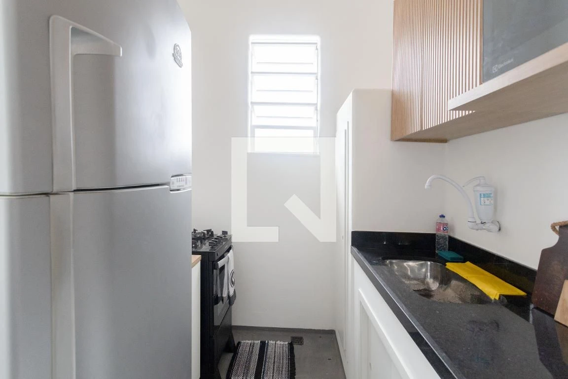 3-bedroom house with wood or laminate floors — photo 2