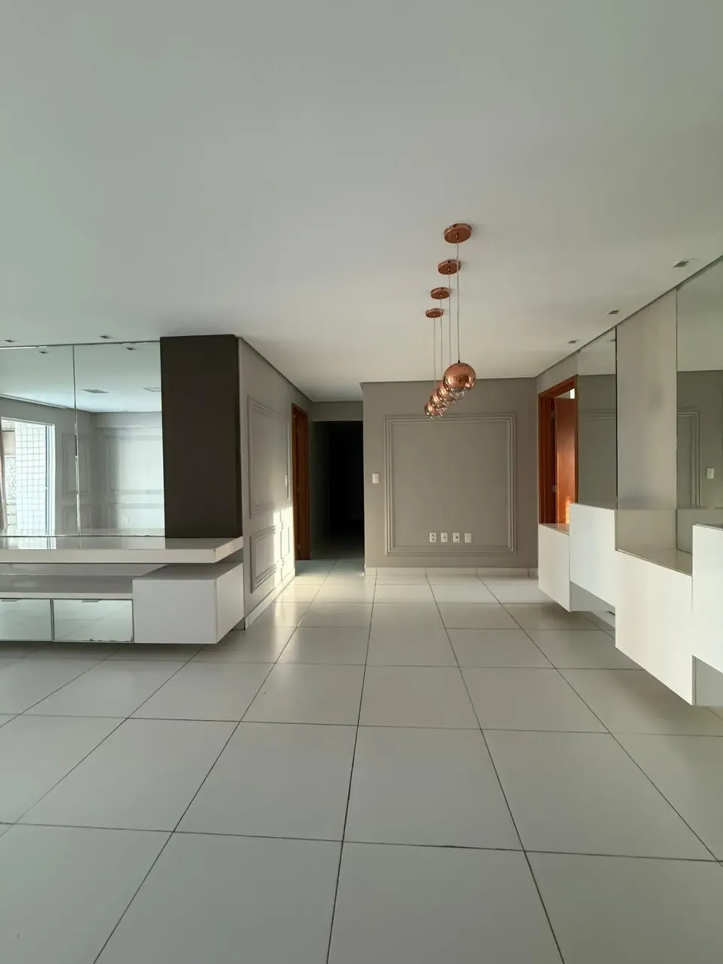 4-bedroom apartment with a glass-enclosed balcony — photo 5