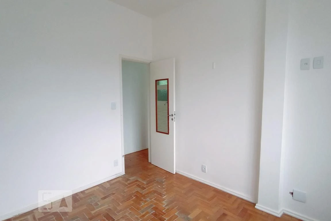 Wood or laminate floors in a 2-bedroom apartment, 55 m² — photo 16