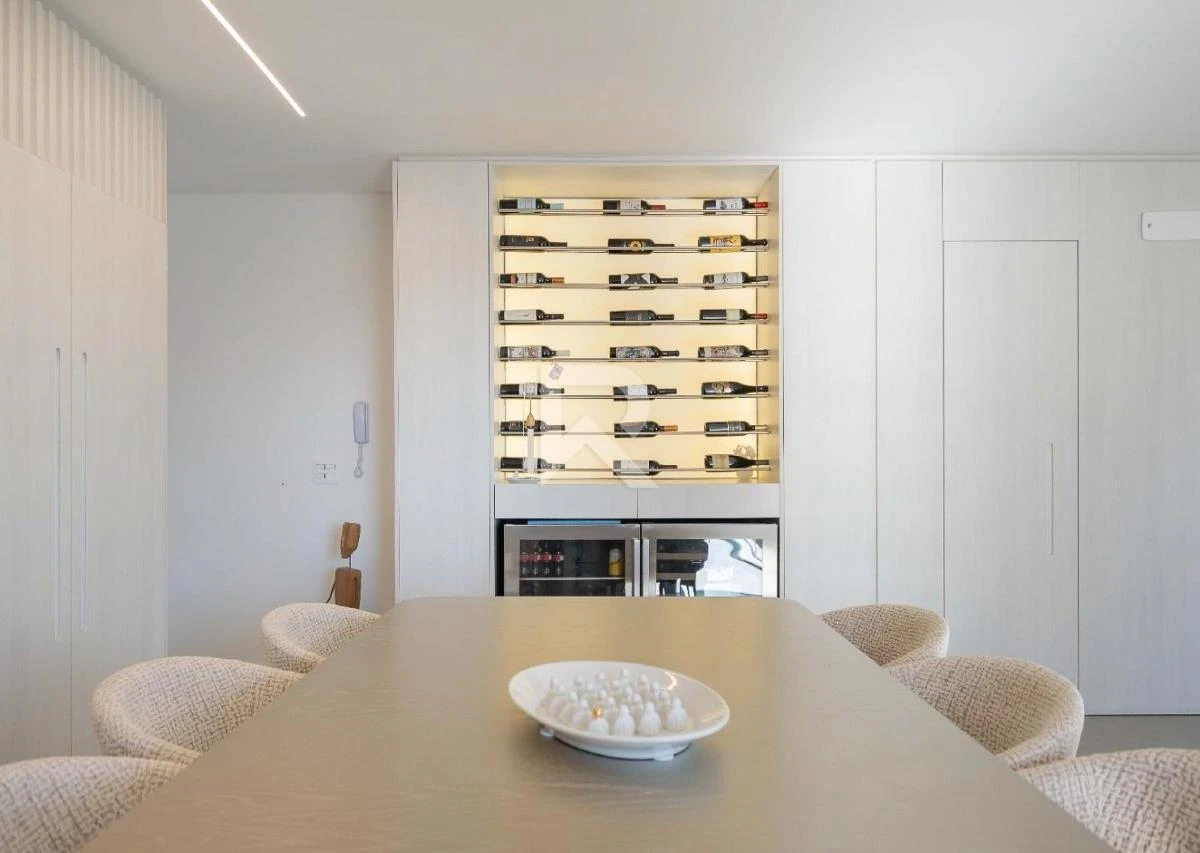 Furnished apartment, 194 m², with floor-to-ceiling windows — photo 20
