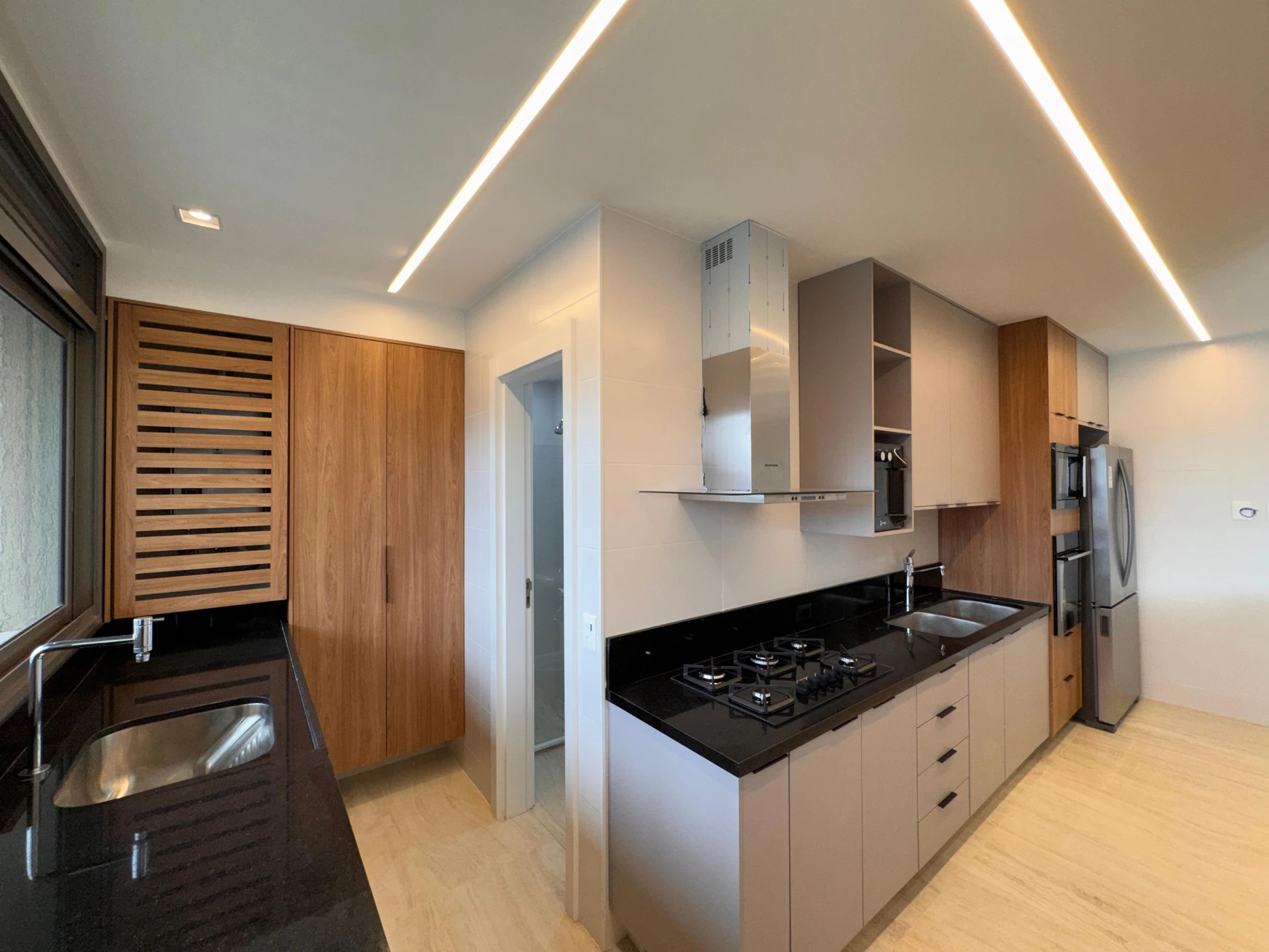 Furnished apartment with 3 en-suite bedrooms and balcony — photo 7