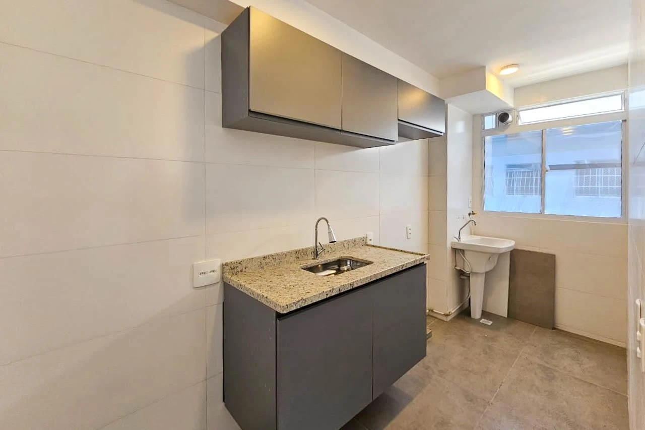 2-bedroom apartment in a building with a gym — photo 13
