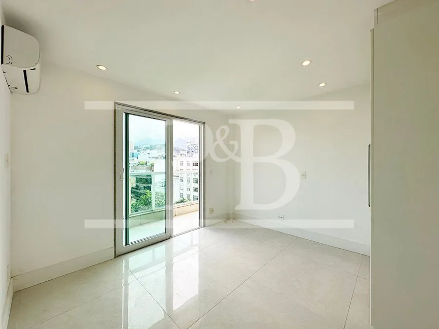 4-bedroom apartment with an enclosed glass balcony — photo 25