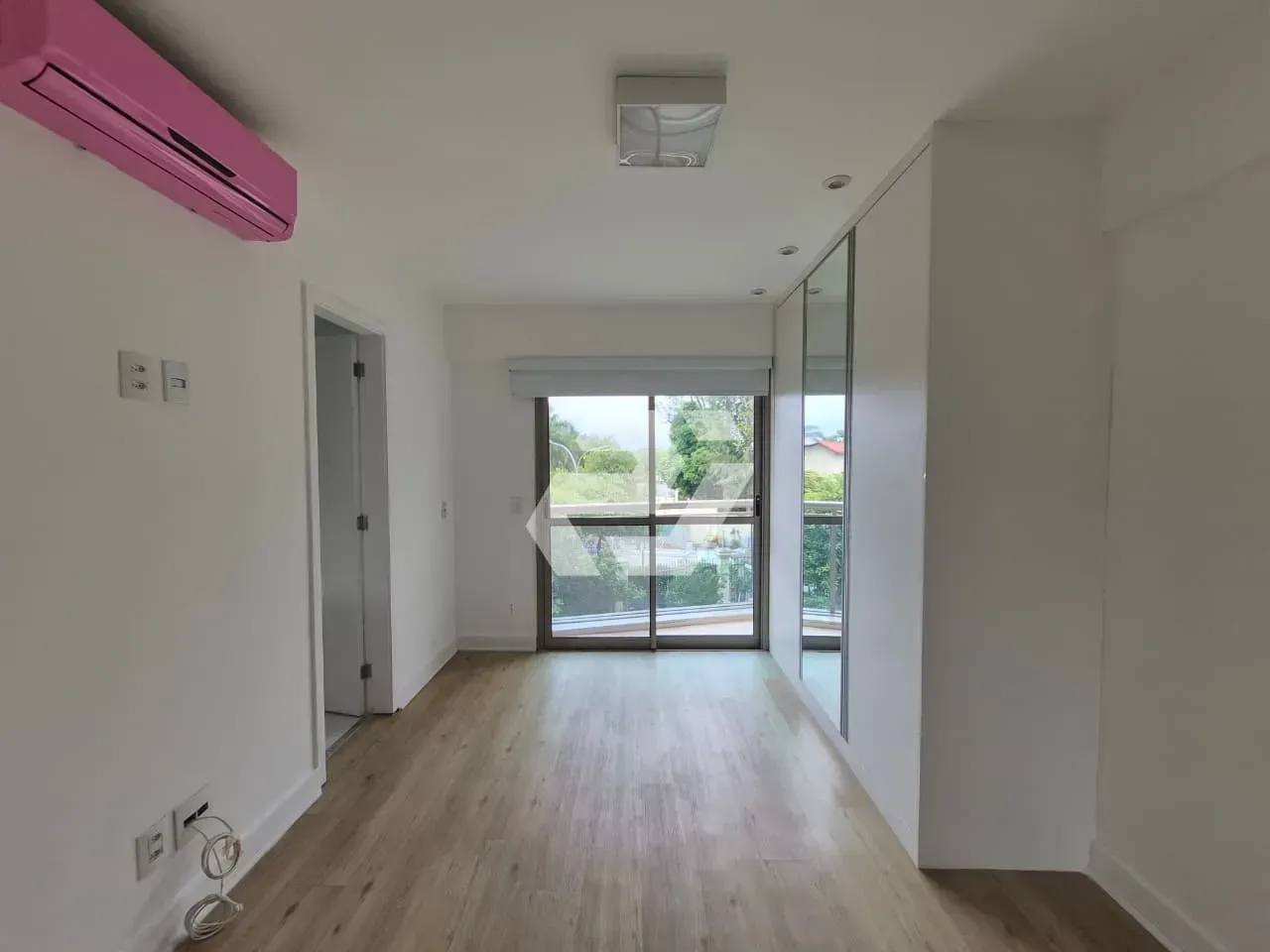 4-bedroom apartment with an enclosed glass balcony — photo 28