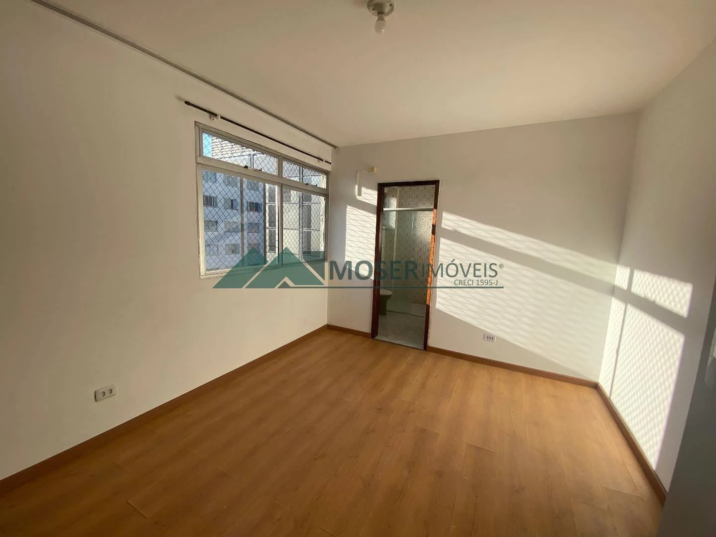 Apartment, 104 m², with wood or laminate floors — photo 8