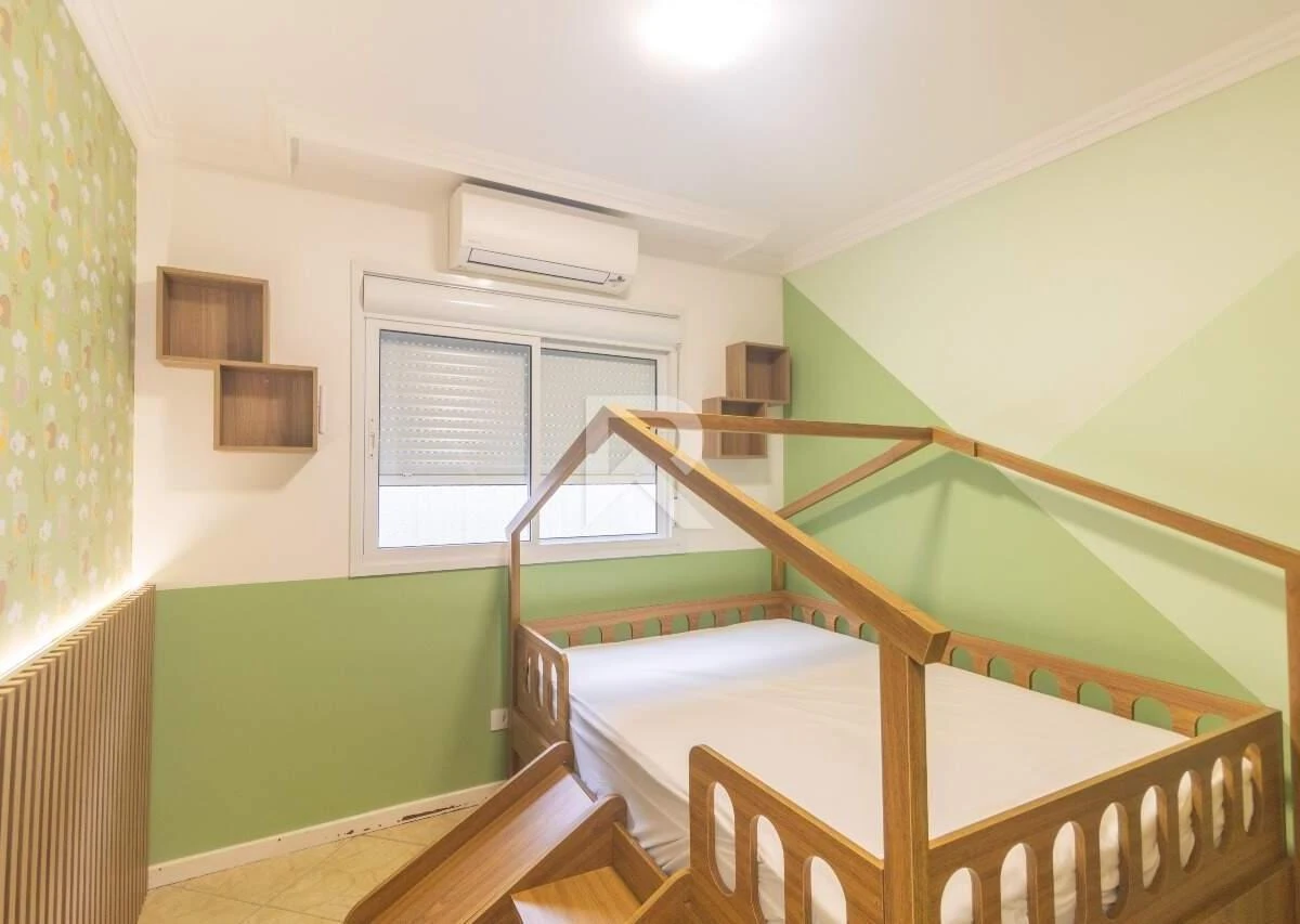 4-bedroom house with a bathtub in Curitiba — photo 17