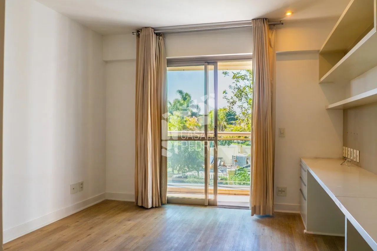 4-bedroom apartment with enclosed glass balcony — photo 11