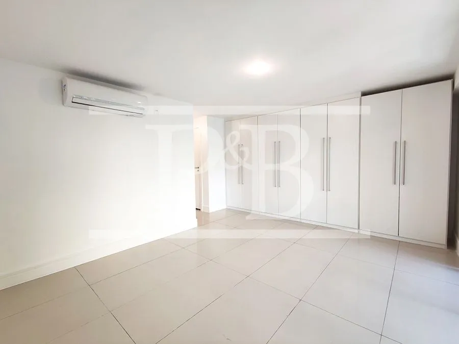 4-bedroom apartment with balcony, 300 m² — photo 4