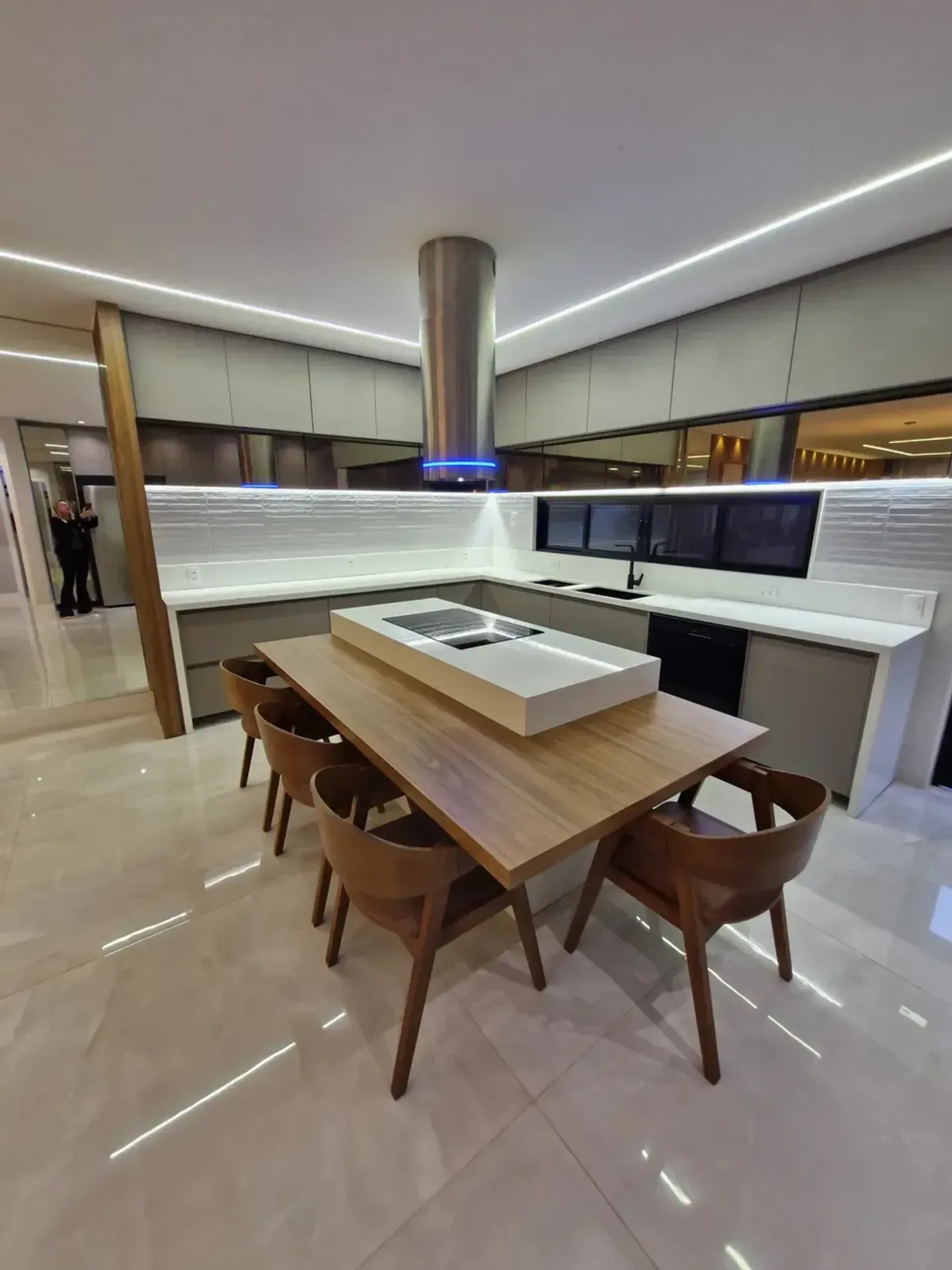 Furnished triplex house with open-plan kitchen and 490 m² — photo 21