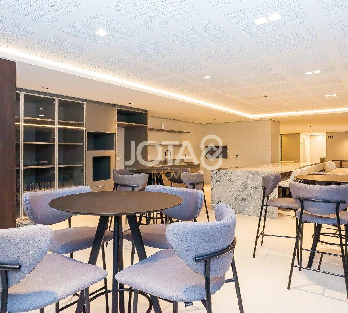 Balcony with a grill in a 3-bedroom apartment, 143 m² — photo 26