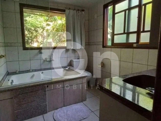 4-bedroom house with a washing machine in Florianópolis — photo 14