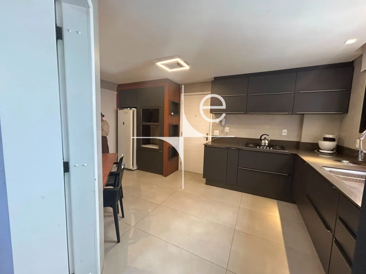 254 m² apartment with a walk-in closet and a home office — photo 10