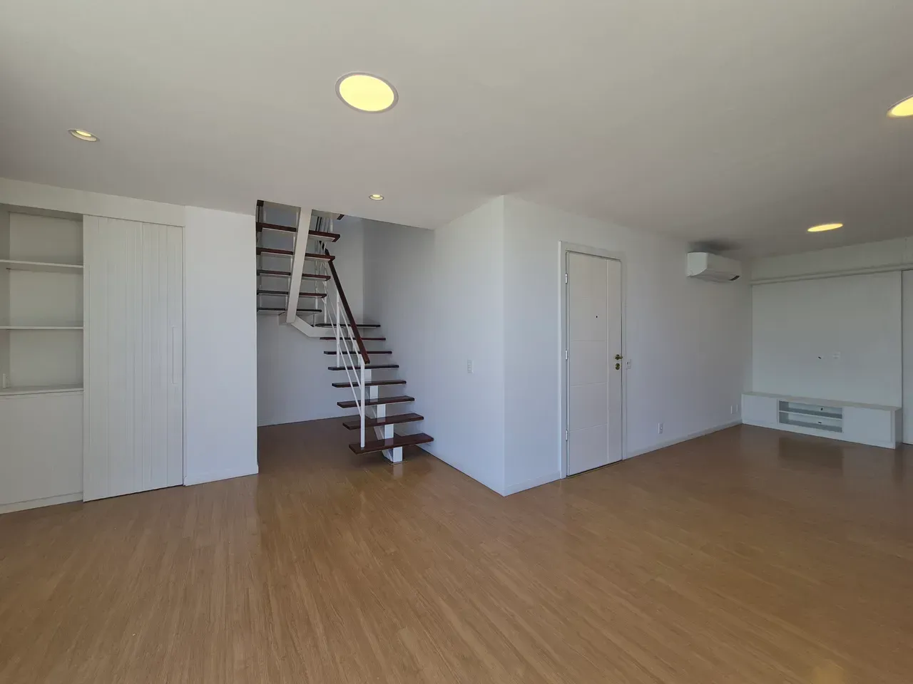Duplex with 225 m², 3 bedrooms, and open-plan kitchen — photo 14