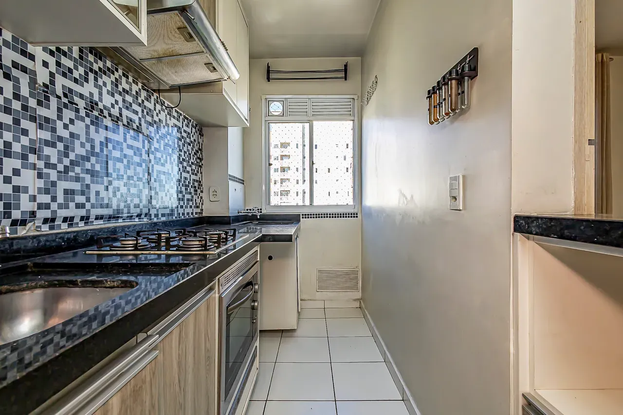 2-bedroom apartment with wood or laminate floors in Curitiba — photo 9
