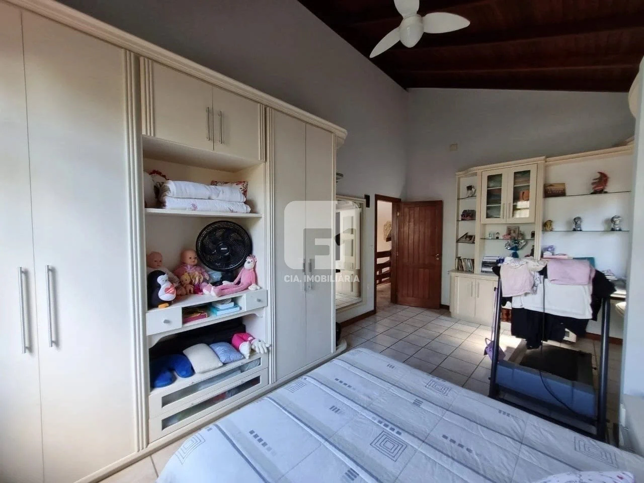 Casa de 5 dormitorios con balcón cerrado con vidrio — photo 18