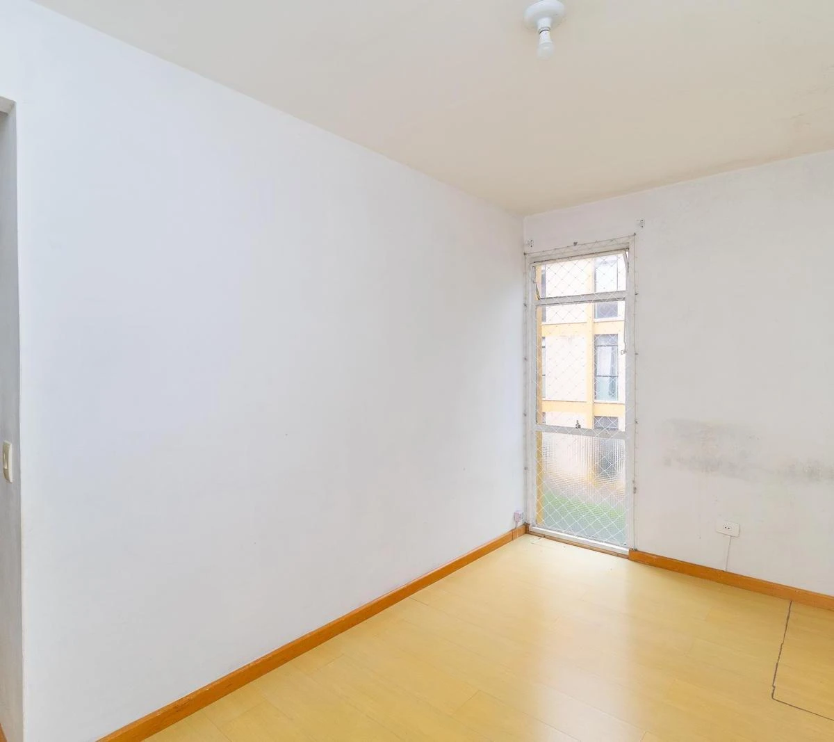 2-bedroom apartment with wood or laminate floors in Curitiba — photo 22