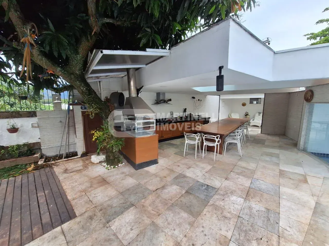 House with 5 bedrooms, all suites, plus shared pool — photo 6