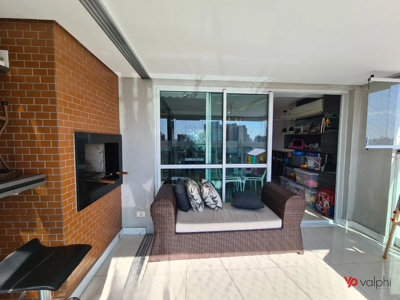 Furnished 2-bedroom apartment with enclosed balcony — photo 18
