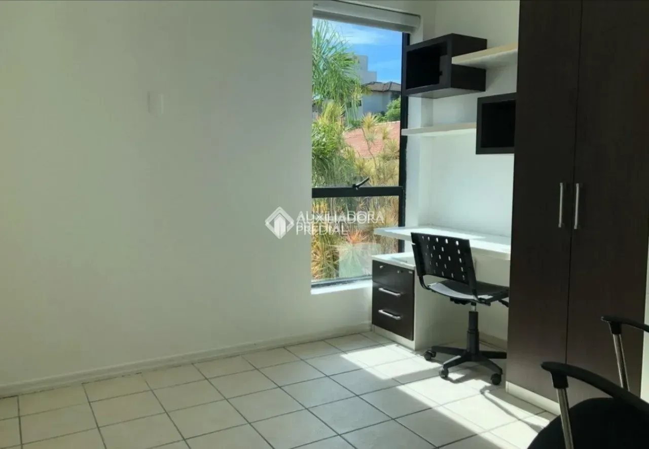 Glass-enclosed balcony in a 2-bedroom apartment, 72 m² — photo 10