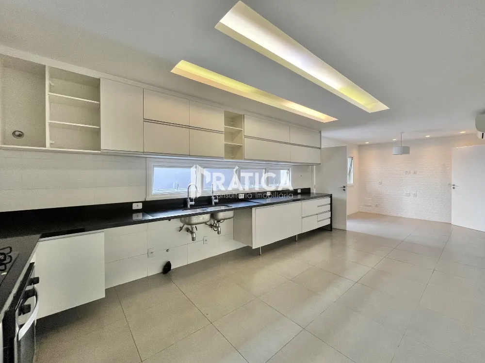 House with 5 bedrooms and an open-plan kitchen — photo 37