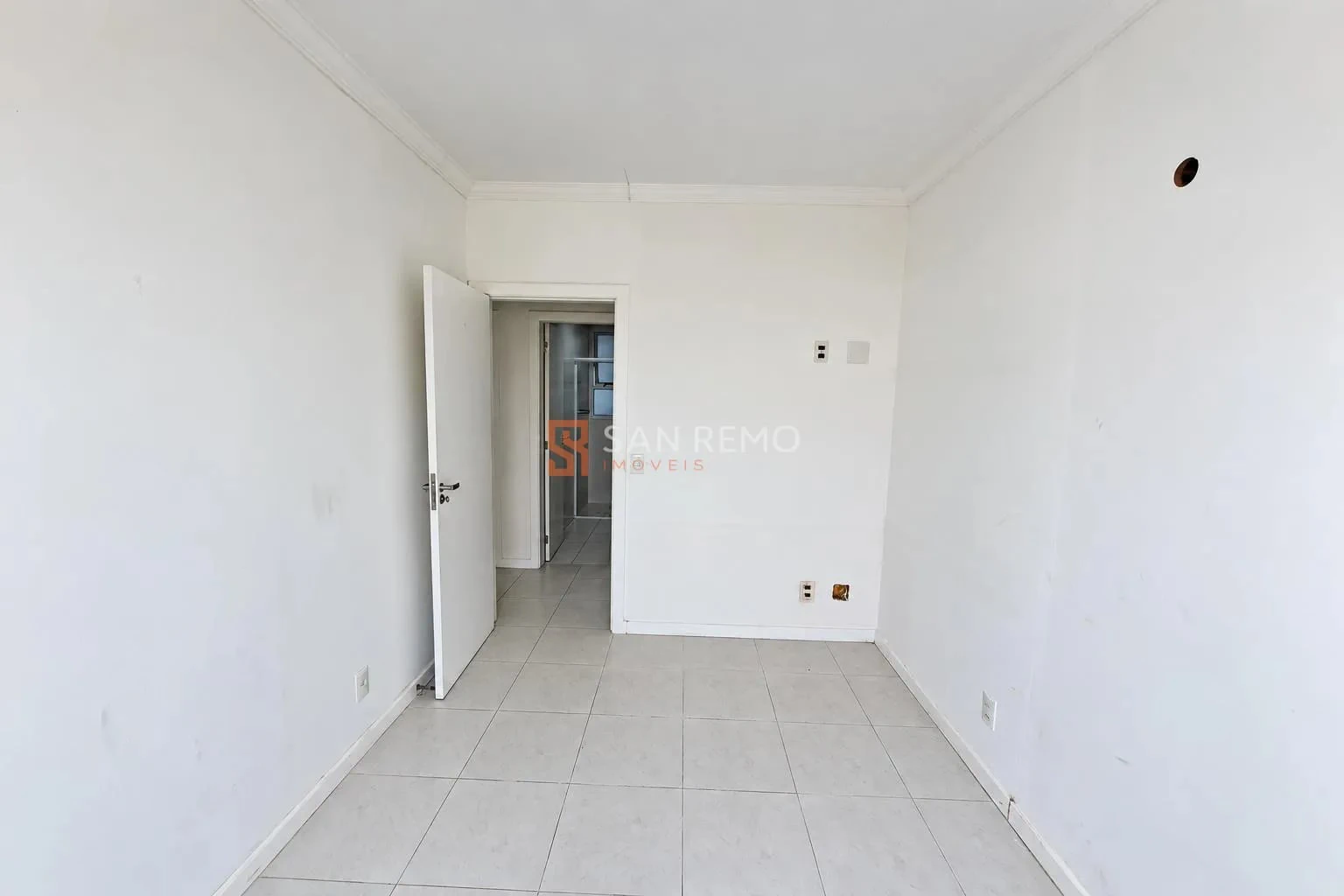 Balcony with a grill in a 3-bedroom apartment, 87 m² — photo 12