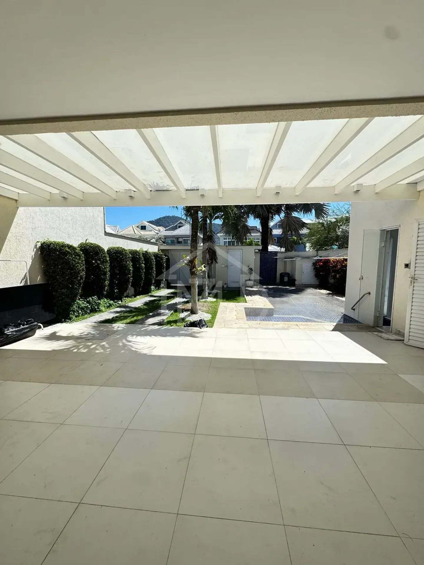 House 390 m² with 5 bedrooms and an open-plan kitchen — photo 25