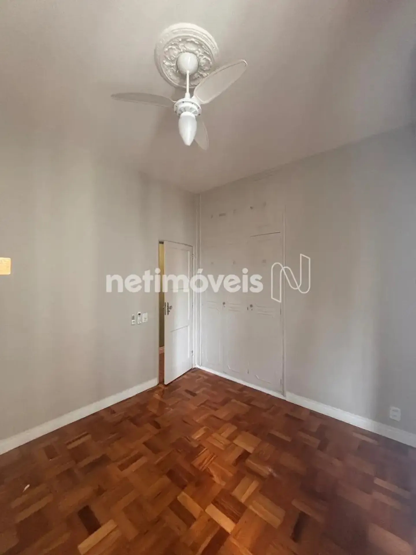 Wood or laminate floors in a 2-bedroom apartment, 78 m² — photo 8