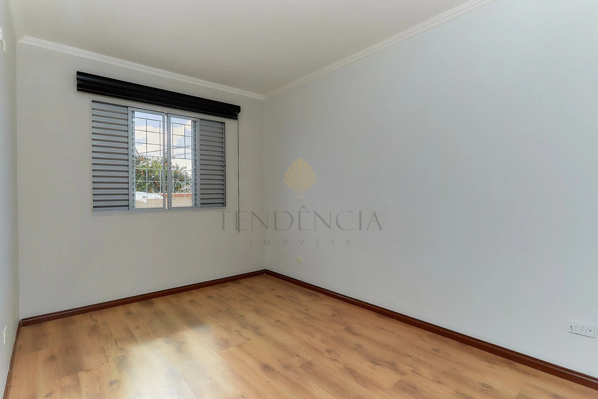 Wood or laminate floors in a one-bedroom house, 50 m² — photo 2