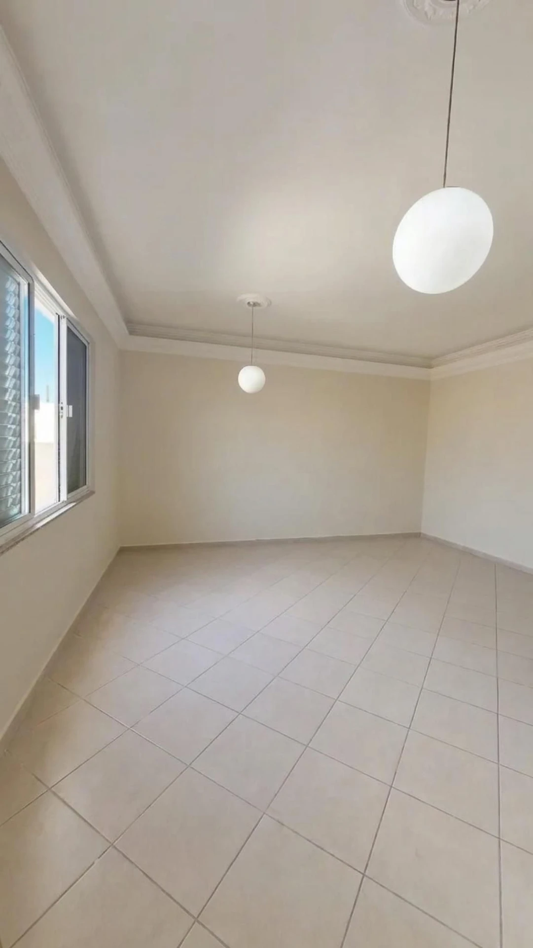 Bathtub in a 4-bedroom house, 330 m² — photo 19