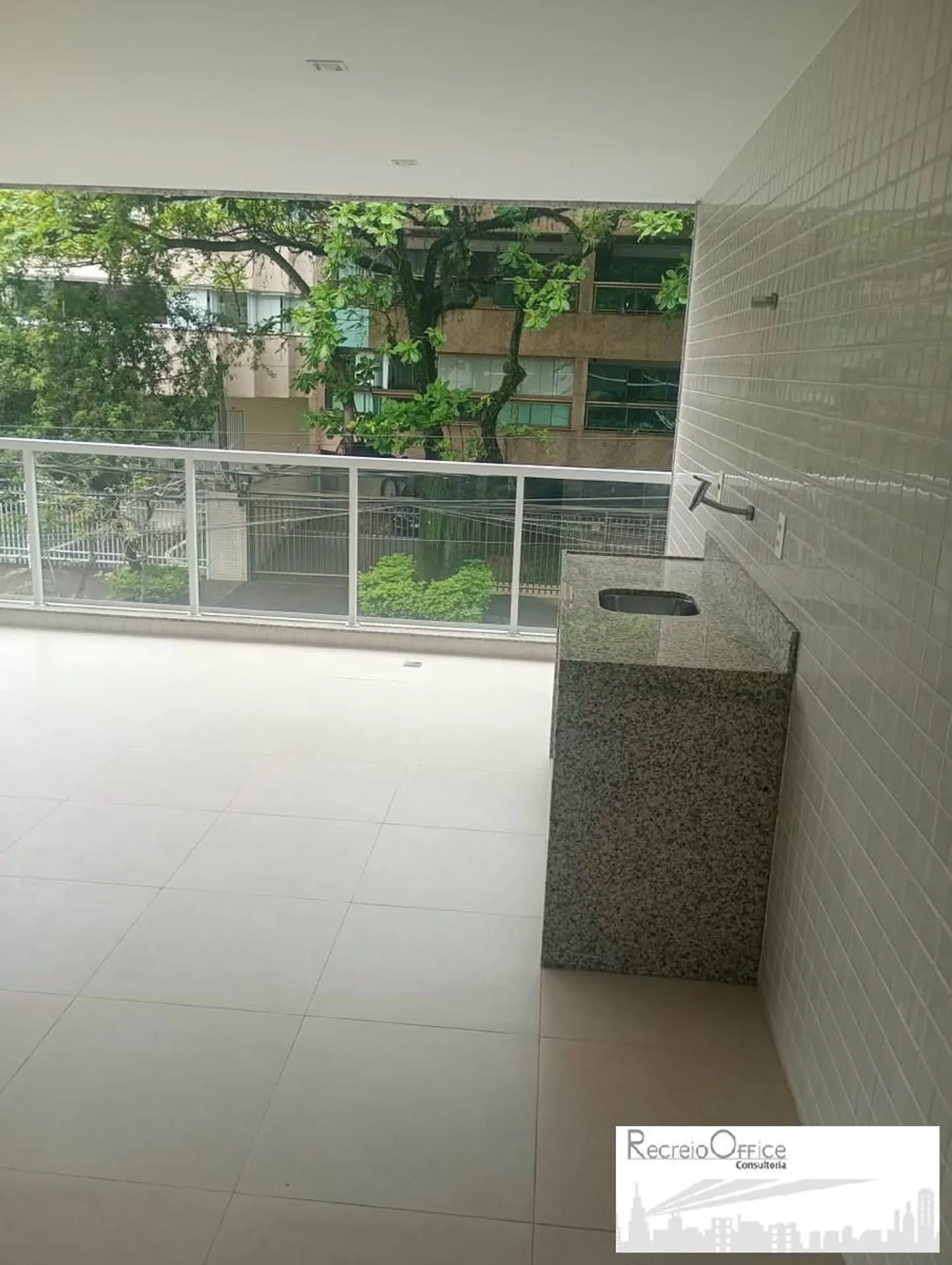 Balcony with a grill in a 3-bedroom apartment, 122 m² — photo 12