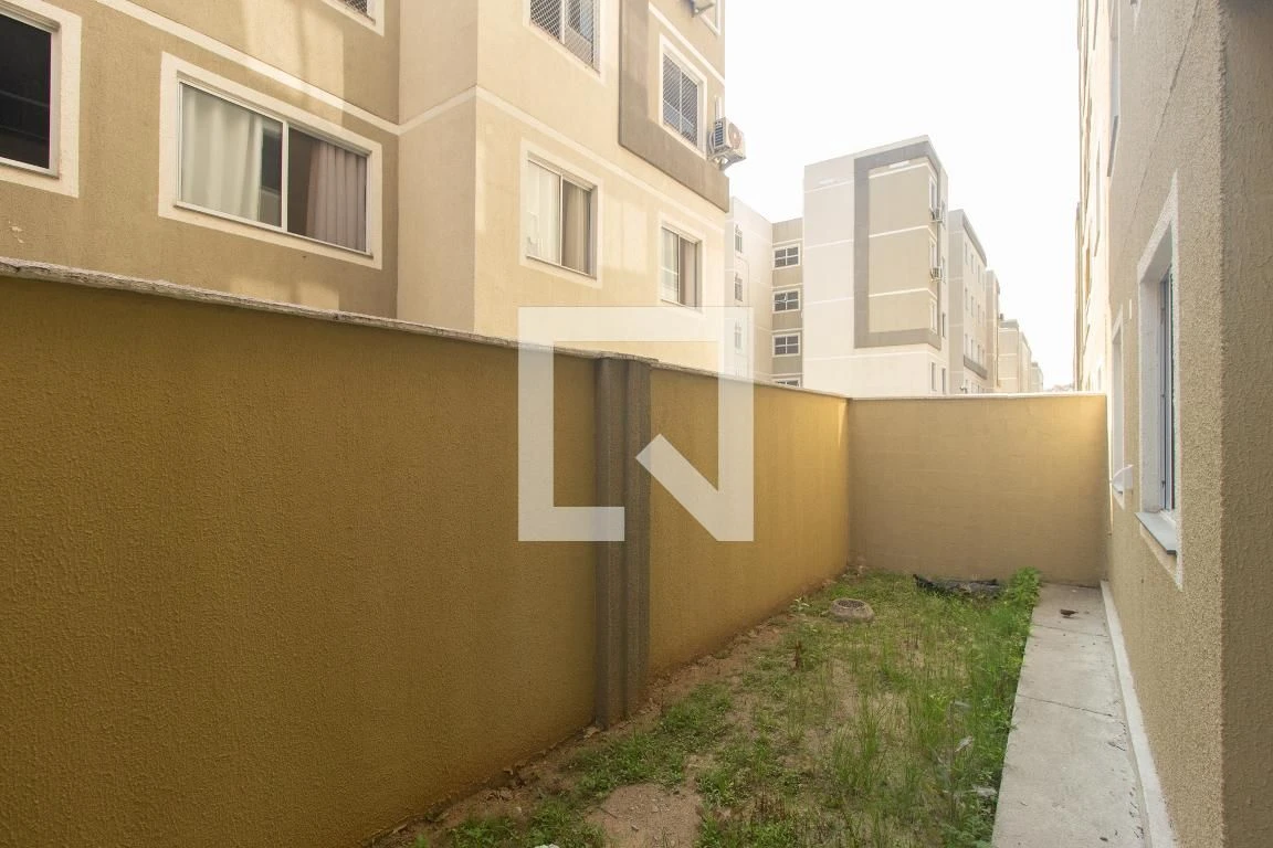 2-bedroom apartment in a building with a pool — photo 40