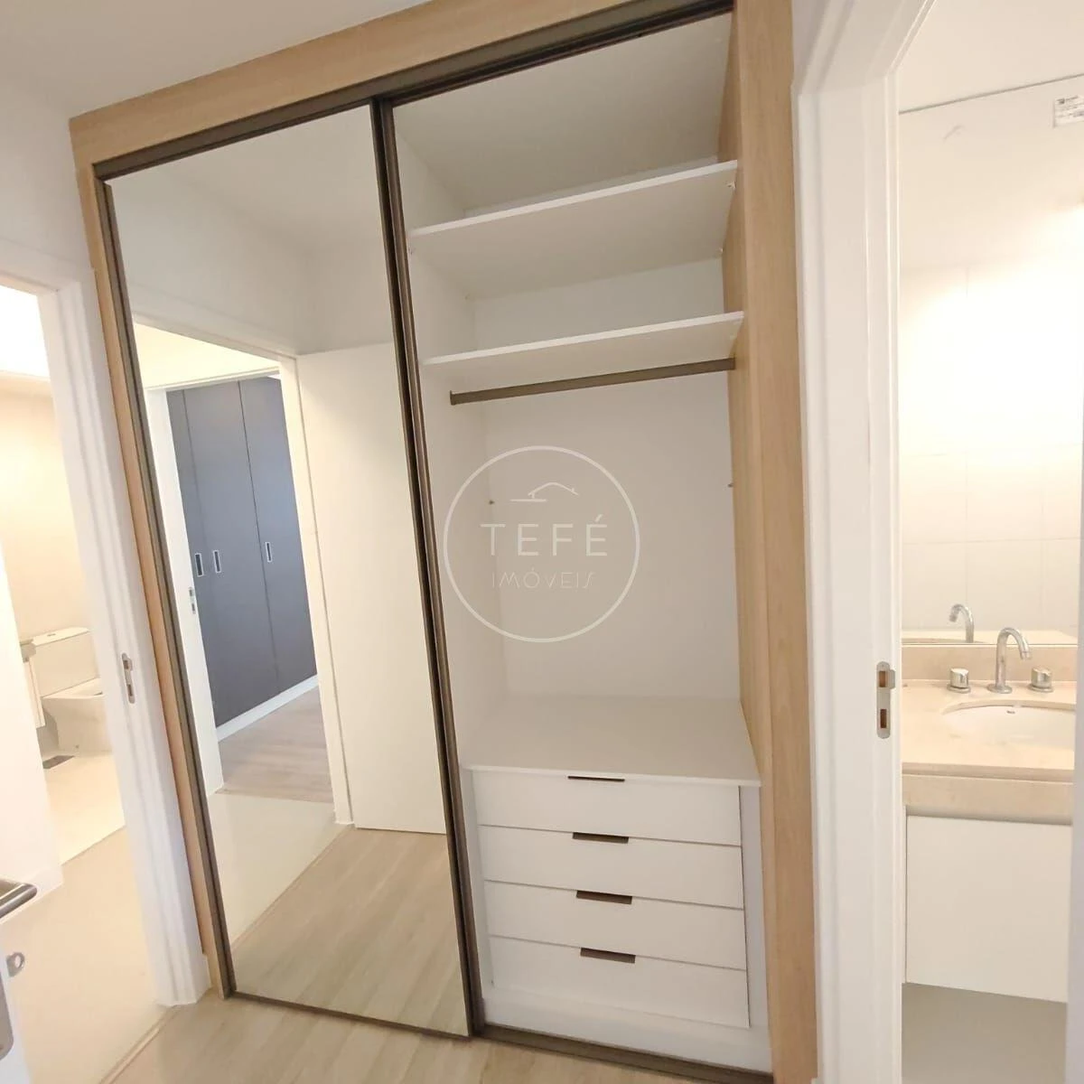 Glass-enclosed balcony in a 4-bedroom apartment, 123 m² — photo 7