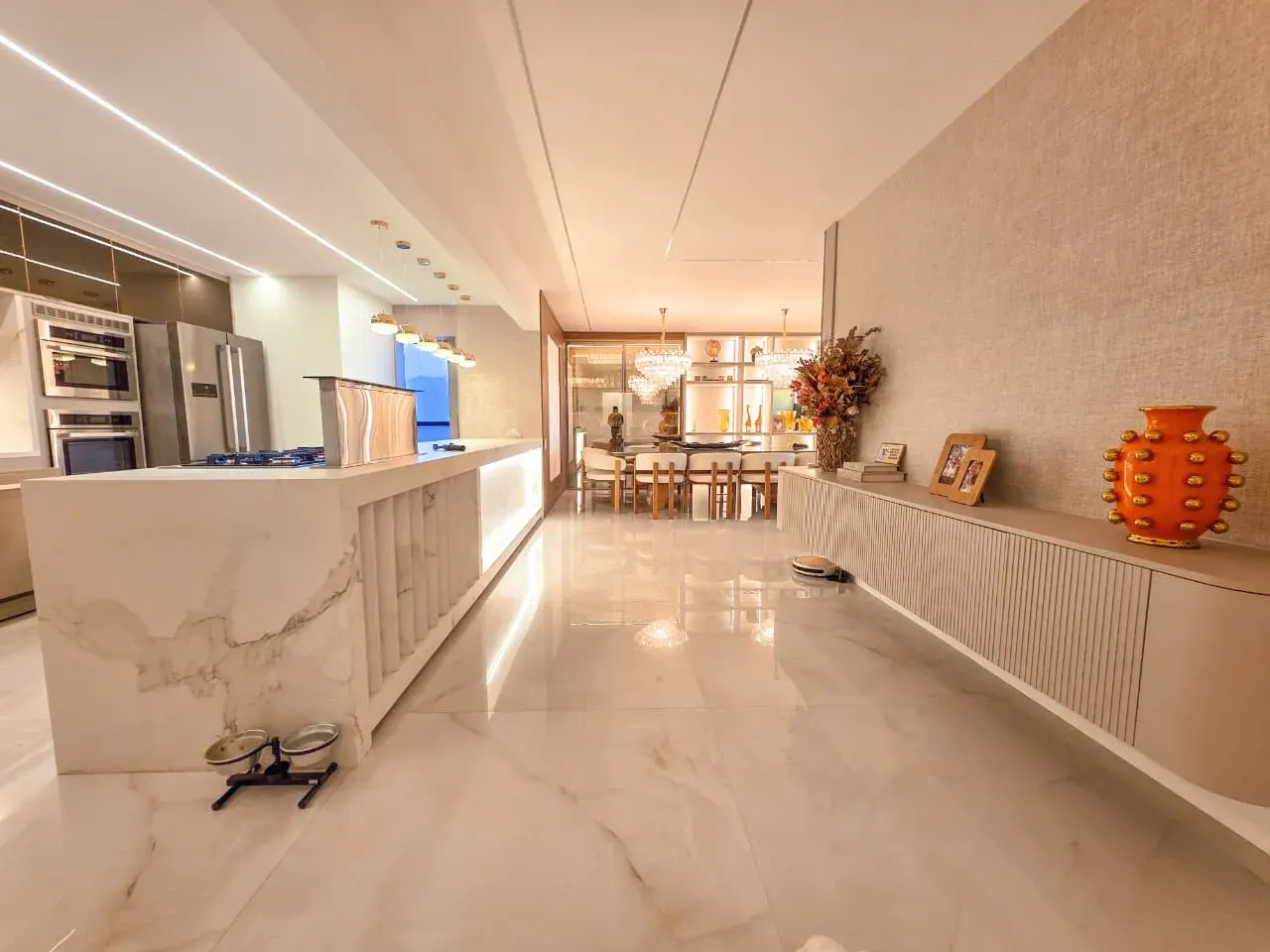 Bathtub in a 3-bedroom apartment, 240 m² — photo 9
