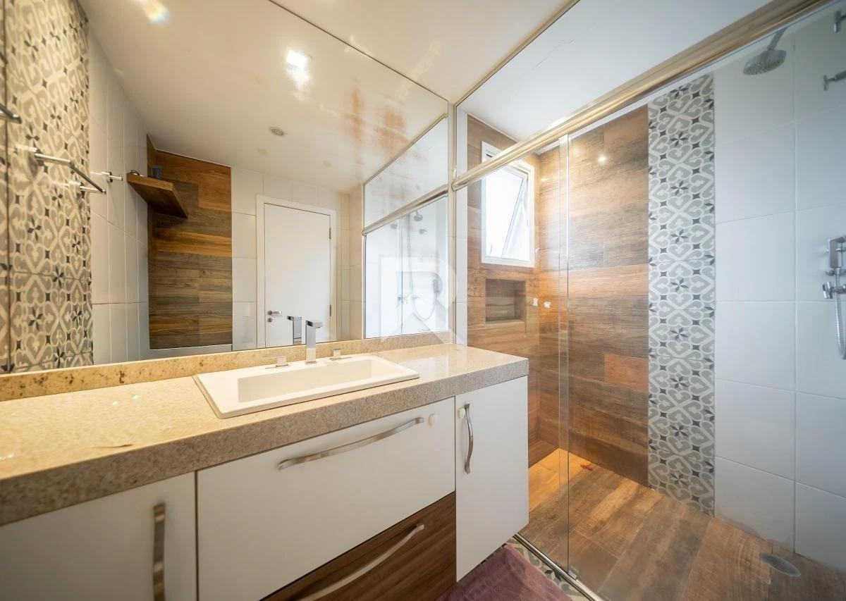 Glass-enclosed balcony in a 3-bedroom apartment, 166 m² — photo 47