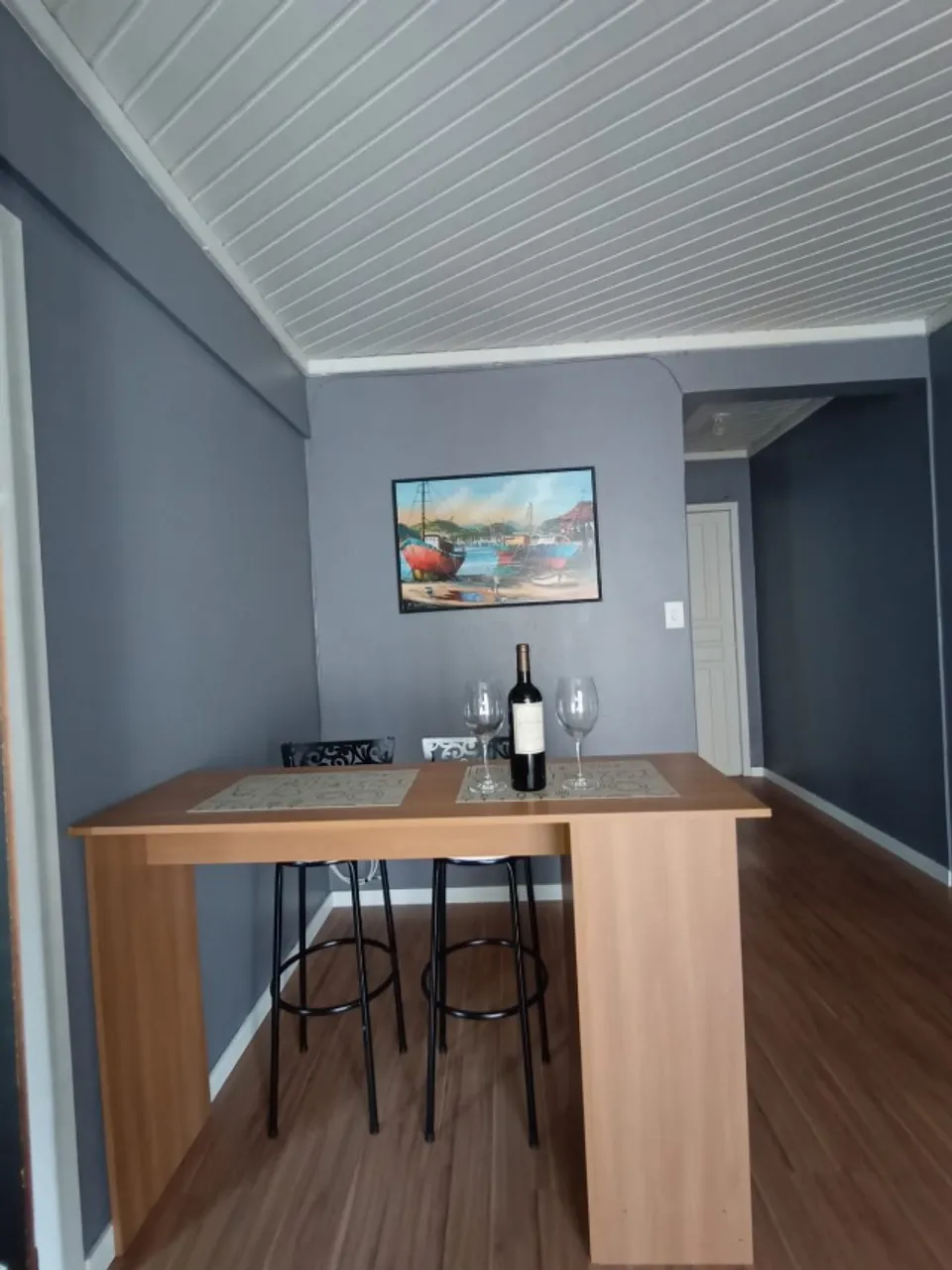 One-bedroom apartment with wood or laminate floors — photo 4