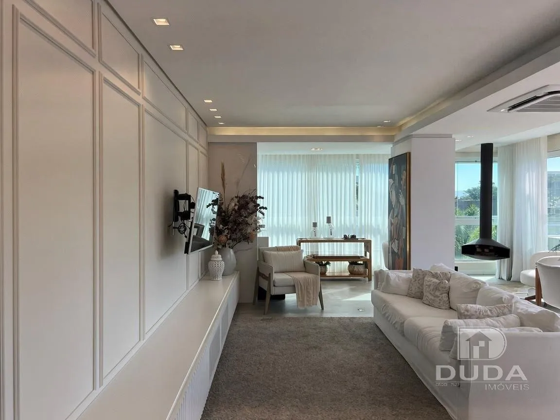 3-bedroom apartment with a bathtub