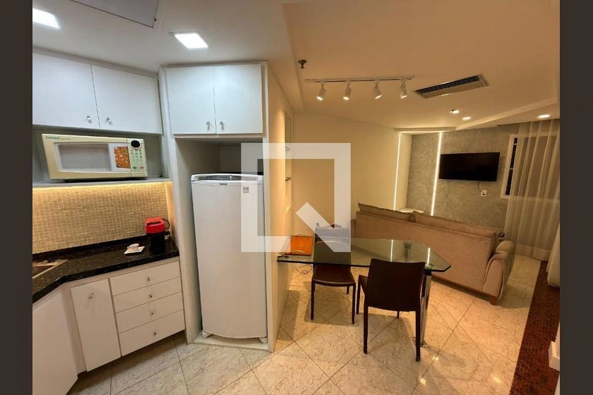 Apartamento mobiliado com cozinha americana e armários — photo 2