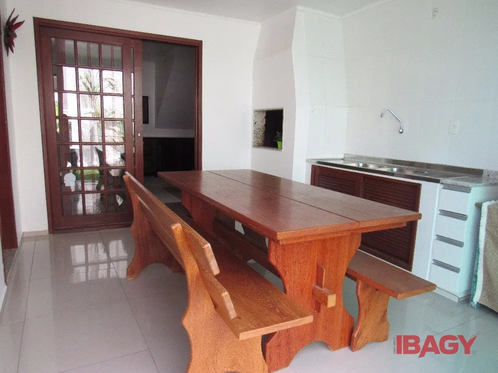 House with 4 bedrooms and 380 m², 2 parking spots — photo 37