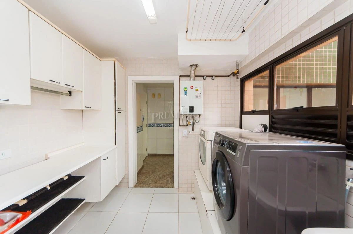 3-bedroom apartment with a bathtub in Curitiba — photo 18