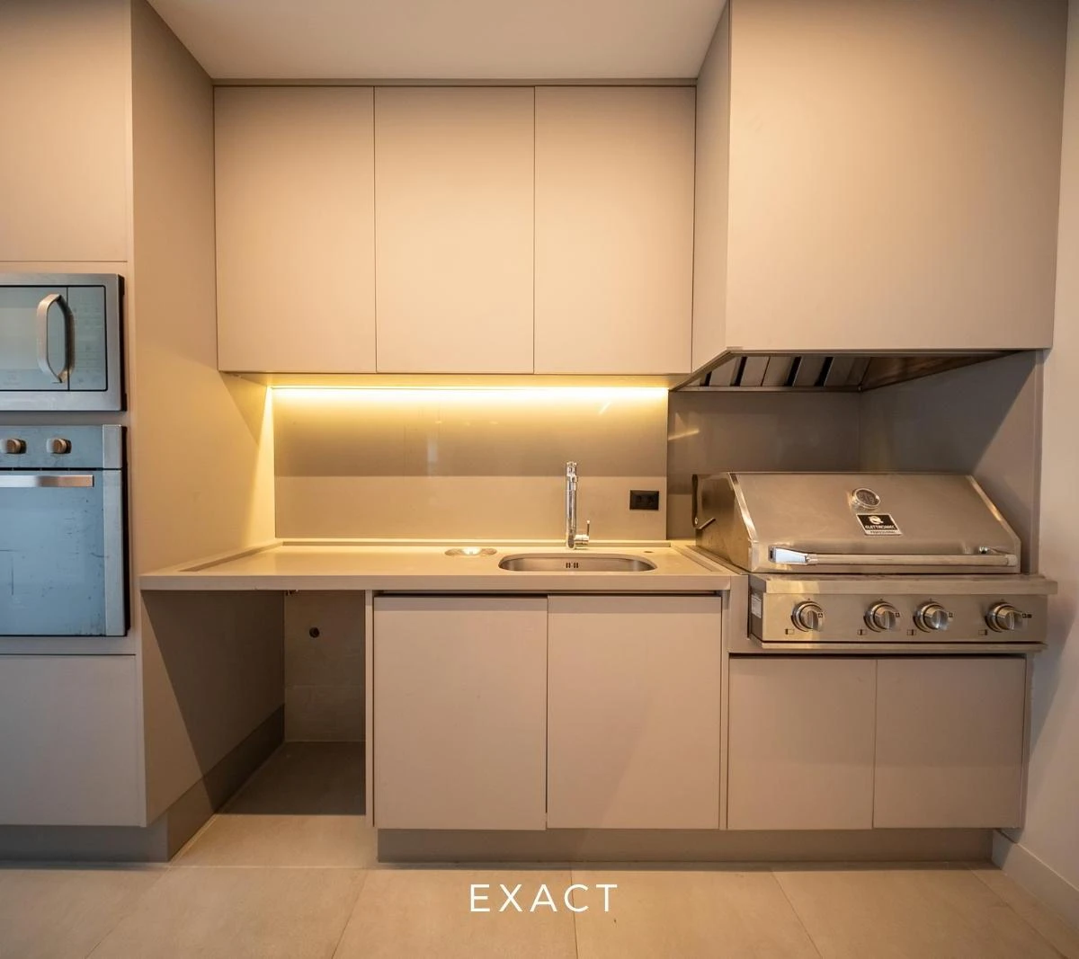 3-bedroom apartment in a building with a gym — photo 16