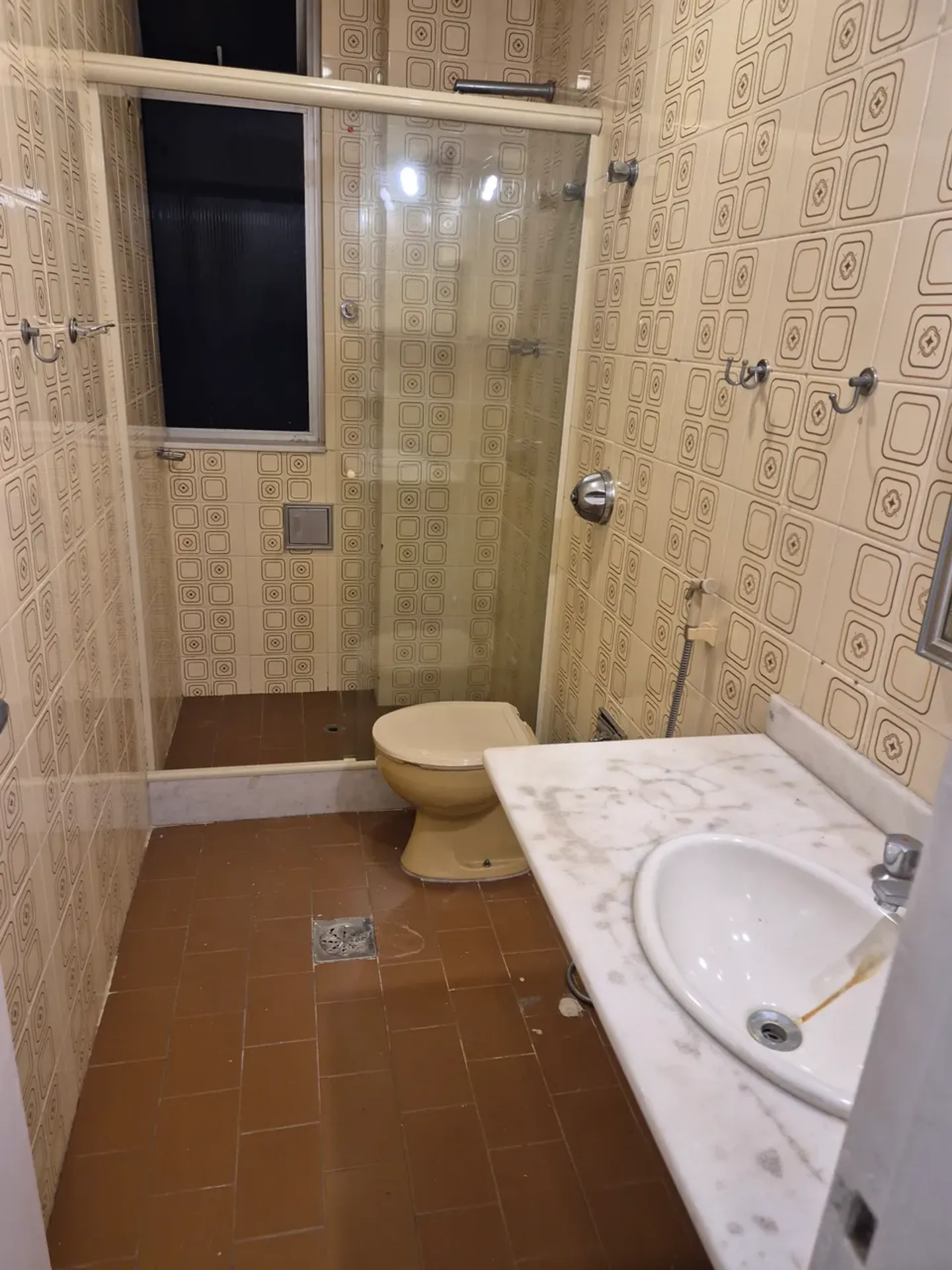 3-bedroom apartment with wood or laminate floors — photo 13