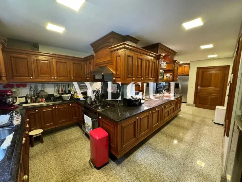 Apartment with 5 bedrooms and a balcony — photo 29